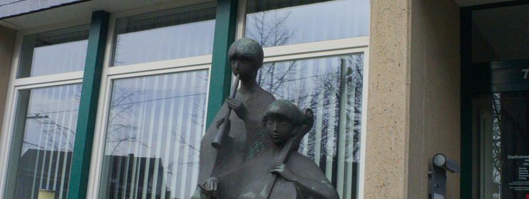 "musizierende Kinder" - Skulptur vor dem Rathaus Eingang