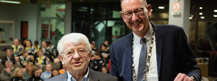 Burscheider des Jahres 2023: Manfred Lichtenberg und Bürgermeister Dirk RungeBurscheider des Jahres 2023: Manfred Lichtenberg und Bürgermeister Dirk Runge